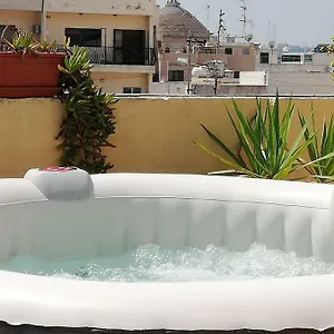 Studio With Private Terrace, Jacuzzi & Views Mosta